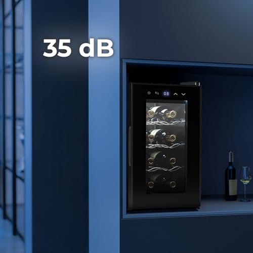 Vinoteca Cecotec iluminada en ambiente nocturno con el indicador de 35 dB de nivel sonoro