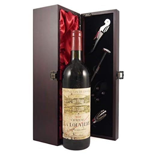 Chateau La Louviere 1974 Graves in einer mit Seide ausgestatetten Geschenkbox, da zu 4 Weinaccessoires, 1 x 750ml