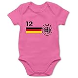 ✔️ DAS PASSENDE MOTIV FÜR FUSSBALLFANS: Bringe deine Kleinen mit diesem sportlichen Aufdruck zum Strahlen. Freunde und Eltern bereiten ihren Kleinen damit schon lange eine Freude. Und auch du triffst mit diesem lustigen Print die richtige Wahl, wenn du nach em trikot body suchst. Worauf wartest du noch? Greif direkt zu und besorge deinem Nachwuchs oder deinem Freund oder Freundin ein Geschenk!