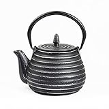 La serie Tèbié está hecha a mano con hierro fundido de alta calidad y resistente al calor. Apta para fuegos, estufas de leña, chimeneas, cocinas de gas e inducción.
