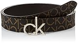 El cinturón Calvin Klein con el broche de color dorado y el patrón de logotipo de moda transforma cualquiera de tus conjuntos en un look realmente moderno. Gracias a la placa de hebilla ajustable del placa de hebilla Calvin Klein, ya no tendrás que preocuparte por resbalar la ropa. Ancho 85