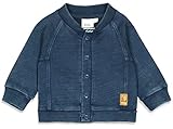 Sportlich lässige Sweatjacke im College Stil aus weicher, reiner Bio Baumwolle in French Terry Qualität, in einem gewaschenem Indigo / Denim Blue Ton, für kleine Jungen von dem Niederländischem Babymode Label FEETJE.  !! KJ Fashion Größentip: Bitte beachten Sie das niederländische Mode generell recht klein und schmal ausfällt, am besten eine Gr. größer bestellen als getragen wird !! 