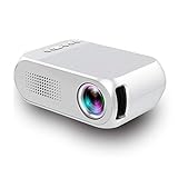 3: 300 '' esperienza di schermo gigante e effetto audio stereo Hi-Fi Videoproiettore WiMiUS 1080p full HD, dimensioni dell'immagine fino a 300 pollici, goditi l'esperienza del grande schermo. Altoparlanti stereo doppi integrati con suono SRS per bassi alti, medi e forti. I potenti altoparlanti offrono diverse esperienze a sorpresa. Proprio come porti a casa il teatro.