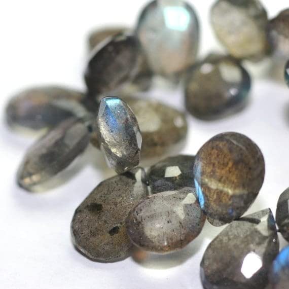 Labradorite briolette facettée pour composer vos bijoux de soirée élégants