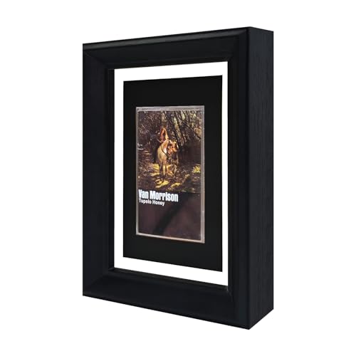 Facile da installare e pronto per la vetrina: nastro per cassette e custodia, supporto a parete, viene fornito con tutti gli accessori di montaggio per una rapida installazione. Appendilo alla parete o visualizzalo su uno scaffale in pochi minuti. Un modo elegante e professionale per trasformare le tue cassette in arte mantenendole protette. (scatola di immagazzinaggio del nastro della cassetta nastri non inclusi.)