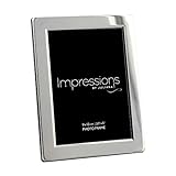 Impressions ist eine weltweit führende Bilderrahmen-Kollektion. Obwohl weniger Fotos gedruckt werden, geht Impressions von Stärke zu Stärke und produziert über 1 Million Bilder pro Jahr. Von modernen versilberten bis hin zu klassischen Designs aus Kunstharz, sowohl freistehend als auch zum Aufhängen an der Wand, haben wir alles, was Sie brauchen, um Ihre wertvollen Fotos stilvoll aufzubewahren. Unser Sortiment umfasst über 500 Rahmen für jeden Geschmack