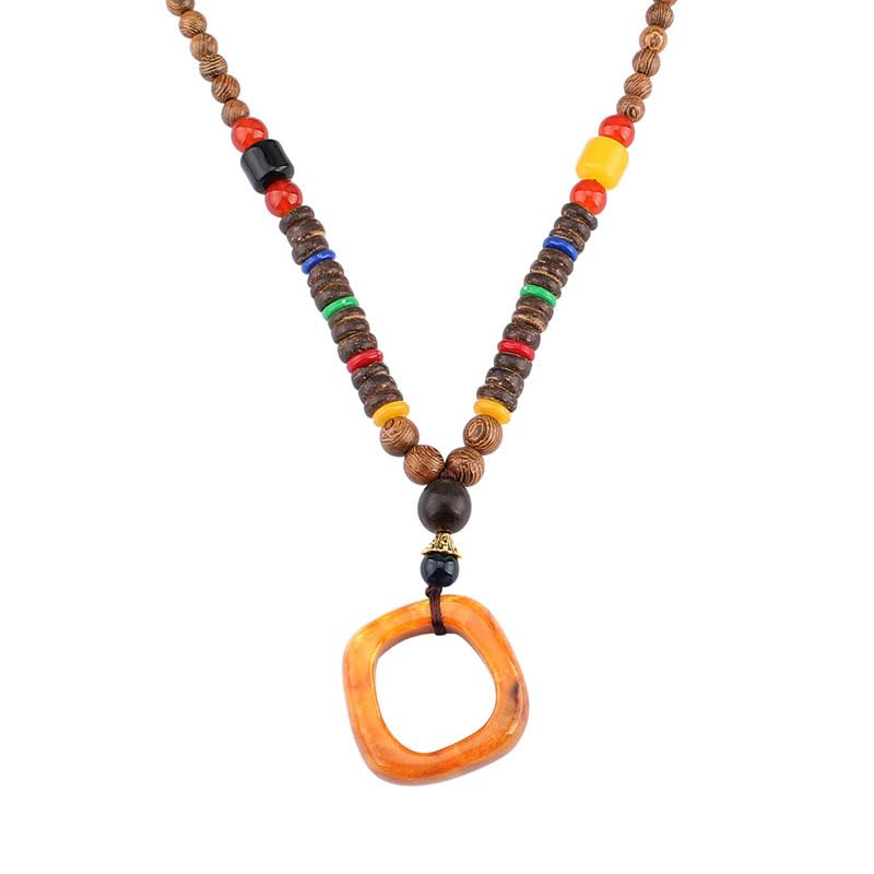 Collier perles bouddhistes ethnique bohème pour accessoiriser une tenue d'hiver ou un pull uni