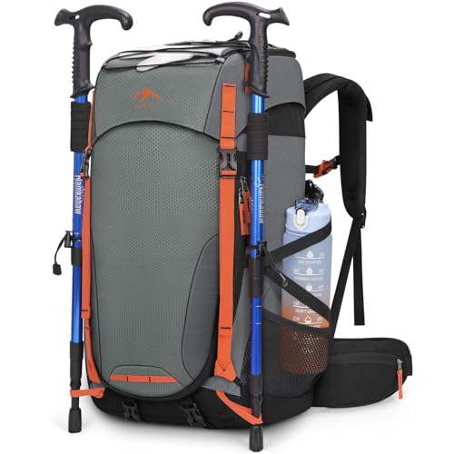 【Design impermeabile e sicuro】Lo zaino montagna uomo è dotato di copertura antipioggia impermeabile e antipolvere, con cinghia pettorale integrante fischietto di emergenza e parte anteriore a motivo riflettente, progettato per garantire la massima visibilità notturna o in condizioni di scarsa illuminazione, assicurando così la vostra sicurezza durante l’utilizzo