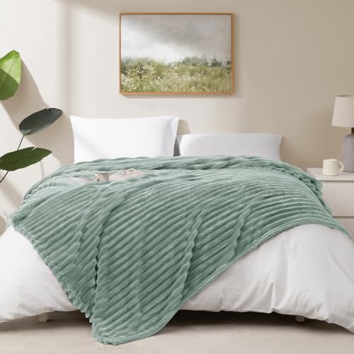 WAVVE Kuscheldecke Flauschig Decke - 150x200cm - Salbeigrün - Weiche Flanell Fleecedecke, Sofadecke & Couchdecke, Warme Korddecke für Wohnzimmer Deko, Sofaüberwurf Tagesdecke
