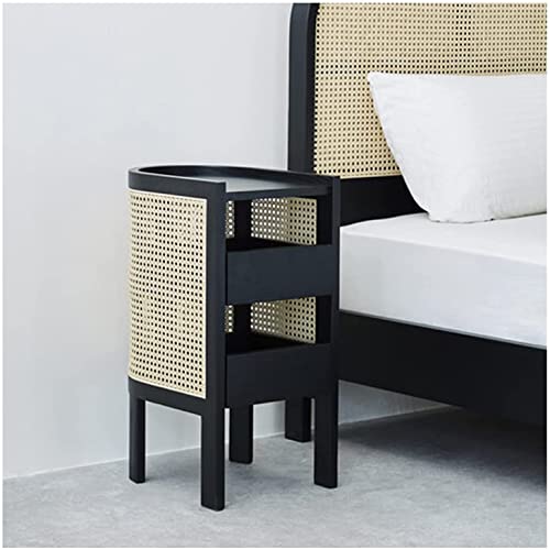 Table de chevet en rotin compacte pour optimiser une petite chambre