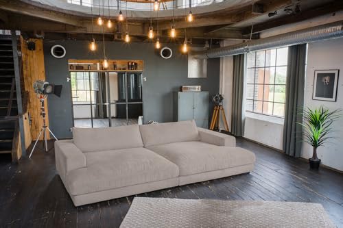 hohem Komfortsitz und ausgezogenem Schlafplatz für zwei Personen im modernen Wohnzimmer.