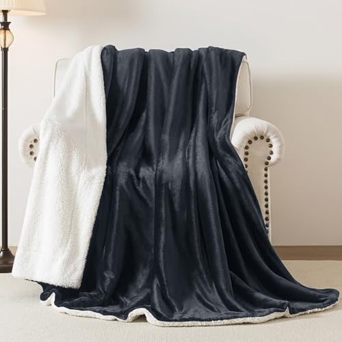 Detaillierter Blick auf die doppelseitige R.SHARE Decke: flauschiges Sherpa-Fleece oben