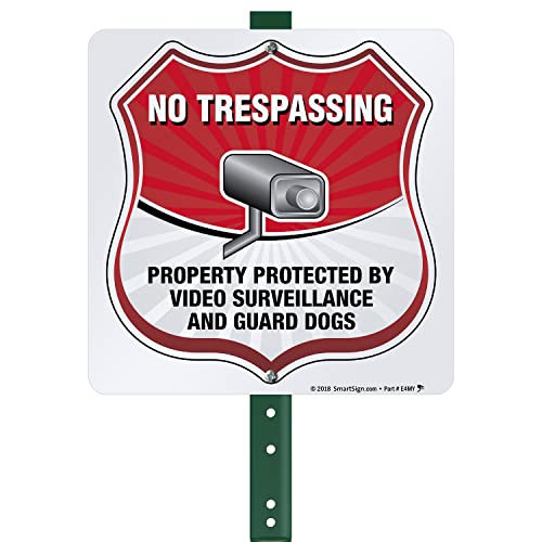 Panneau No Trespassing pour délimiter et surveiller un grand terrain privé