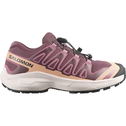 SALOMON XA Pro V8 con agarre seguro para el senderismo infantil en terrenos difíciles.