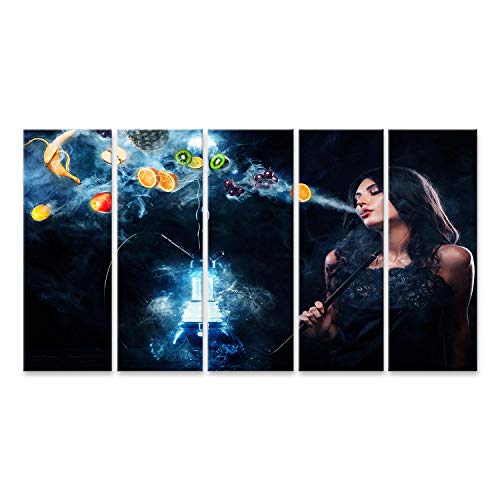 Bild auf Leinwand Junge, schöne Frau im Nachtclub, in der Bar, raucht eine Wasserpfeife oder Shisha. Das Vergnügen am…