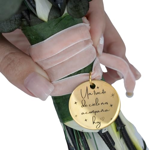 Medalla ramo de novia personalizado | Chapa redonda boda (Un trocito de cielo nos acompaña hoy) | Regalo de boda para novia | Acero inoxidable en dorado | Cinta de terciopelo rosa palo