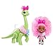 Cave Club Bambola Paleopupa Diva con Capelli Ricci Rosa, Vestito Preistorico e Dinosauro Verde, Giocattolo per Bambini 4+Anni, GXP23