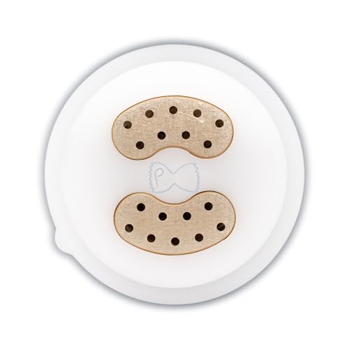 MATERIALI CERTIFICATI PER USO ALIMENTARE: La trafila è realizzata in POM (plastica alimentare) e bronzo (ottone) di alta qualità, conforme alle normative europee per il contatto con gli alimenti. È resistente, sicura e progettata per un utilizzo frequente.
