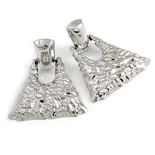 Boucles d'oreilles pendantes triangulaires martelées argentées : l'éclat haute couture