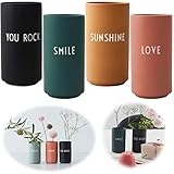 Dänisch Style: Die AJ Favourite Porzellan Vasen von Design Letters sind die dekorativen Vasen für dein Zuhause und in den verschiedenen Farben und mit der typischen Arne Jacobsen Typografie versehen, sind sie z.B. eine tolle Ergänzung zu den Design Letters Bechern und überzeugen durch verschiedene Aufschriften und Farben