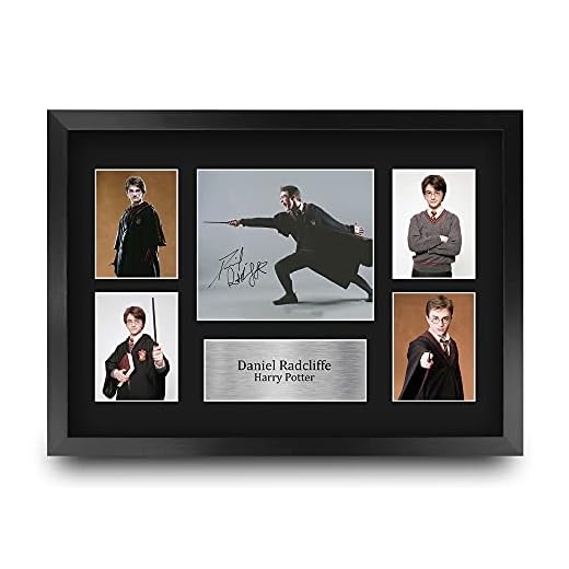 HWC Trading FR A3 Daniel Radcliffe Harry Potter Los Regalos Imprimieron La Exhibición Firmada De La Imagen del Autógrafo para Los Fans De Los Recuerdos De La Película - A3 Enmarcado