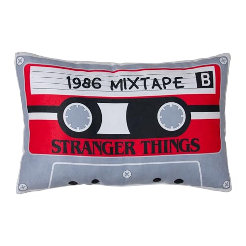Bild: Character World Stranger Things Kissen, offizielles Lizenzprodukt, superweich, wendbar, 2-seitig, Kassetten-Design, perfekt f�r jedes Schlafzimmer, Sofa oder auf dem Bett, 25 x 40 cm f�r 22,44 EUR bei amazon.de