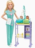 Mit ihrer hellgrünen OP-Kleidung und einem Stethoskop um den Hals ist die Barbie Kinderärztin-Puppe bereit für die Behandlung ihrer Baby-Puppenpatienten. Barbie vermerkt auf der Patientenakte, dass es den Babys ausgezeichnet geht!