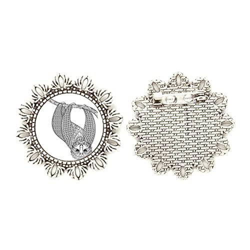 Broche de plata labrada con relieve de flores y animales medium