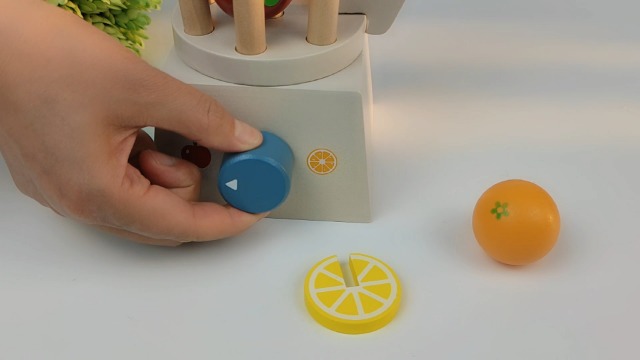 Little Log Standmixer Kinderküche aus Holz, mit abnehmbarem Deckel, Haltegriff und Knopf, inkl Obst. – Bild 8