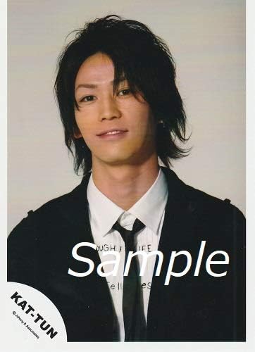 Amazon 亀梨和也 Kat Tun 公式生写真 衣装黒 白 歯見せ ネクタイ カメラ目線 アイドル 芸能人グッズ 通販