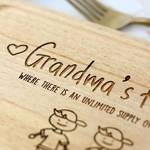 eBuyGB Personalised Family Portrait Chopping Board, Grandma's Kitchen, Where There is an Unlimited Supply of Treats, Cooking Gifts, Birthday, Mother's Day Gift for Granny, Nana