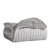 CONFORT: Elaborada con tejido de poliéster, ofrece una suavidad envolvente y un tacto cálido que proporciona sensación de abrigo inmediato. Perfecta para disfrutar de momentos de descanso y relax en los días fríos.