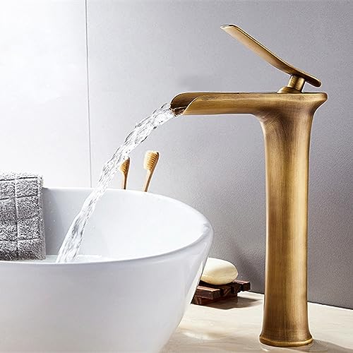 Tocca del bagno in alto in ascesa a cascata di rame antichi per tappeti alti con courtometro migliorano il bagno con eleganza vintage e lusso