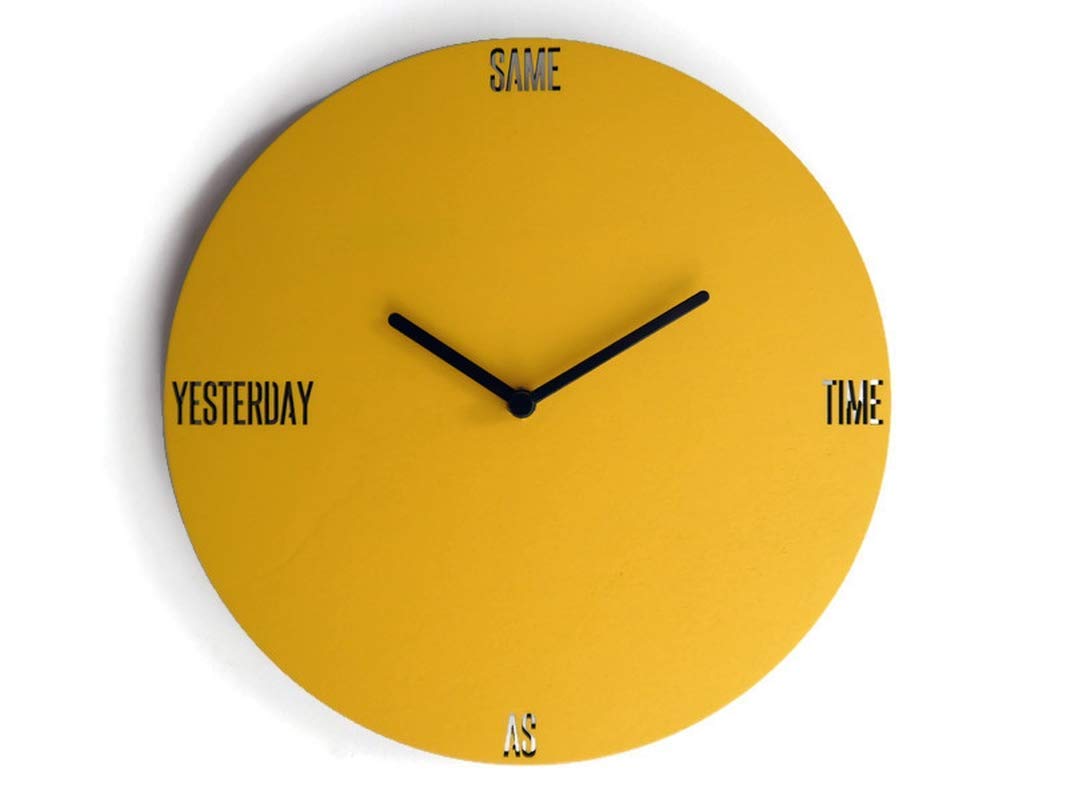28cm Piccolo orologio da parete in legno tondo silenzioso per salotto colorato come giallo banana Particolari orologi a parete analogici con meccanismo al quarzo senza ticchettio Design minimal
