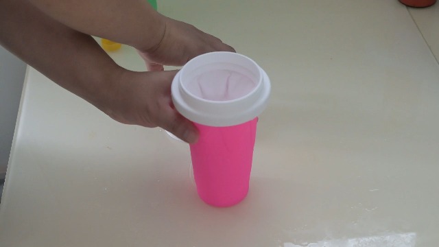 Slushy Maker Cups, DIY Magic Slushy Maker Squeeze Cups, Portable Smoothie Squeeze Cup for Juices, Milk and Ice Cream Make, Double Layers Silicone Slushie Cup with Straw for Friends,Family Gifts(Blue)