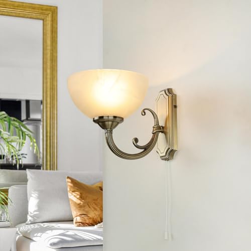 Licht-Erlebnisse Wandleuchte Bronze mit Zugschalter – Klassische Wandlampe aus Metall und Alabasterglas – Wandleuchte E14 bis 40 W – H:18 cm – Wandleuchte mit Schalter