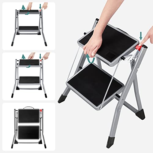SONGMICS Trittleiter mit 2 Stufen, zusammenklappbar, Trittbreite 20 cm, Gummi, rutschfest, mit Griff, Belastung 150 kg, aus Stahl, Grau und Schwarz GSL002GY01
