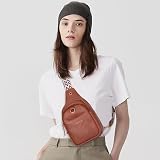 OSOCE Torba typu crossbody dla kobiet, torba na ramię z regulowanym paskiem do gitary, saszetka na klatkę piersiową, torba na klatkę piersiową, na podróż i zakupy, Czerwono-brązowy, Small