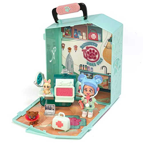 KOOKYLOOS - Carla's Pop Up Pet Vet. Clínica Veterinaria con Accesorios, Muñeca Exclusiva con 3 Expresiones Divertidas y 2 Mascotas exclusivas, Microscopio y Material de Laboratorio, Multicolor