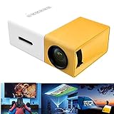 🎁【Altavoz dual incorporado y pantalla grande】Altavoces dobles incorporados de 3 watios de potencia, le brindan una experiencia de audio envolvente de 360 °. Proporciona un sonido potente sin necesidad de conectar altavoces externos. El tamaño de la proyección varía de 60" y la distancia de proyección de 1m a 2 m, la pantalla grande satisfará su experiencia de visualización para el cine en casa.