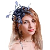 Ce Chapeau Glamour Et Fantaisie Avec Son Voile Et Sa Quantité De Plumes Qui À L'arrière Avec Des Plumes D'oie Biot Forment Des Ovales et Qui Balancent Au Gré Du Vent.