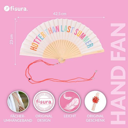 FISURA – Handfächer aus Holz mit der Aufschrift Hotter Than Last Summer“. Trendiges, farbenfrohes Accessoire, tragbarer beigefarbener Handventilator mit Aufhänger. Maße: 42,5 x 23 cm