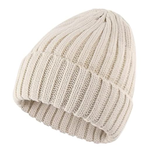 25 Cozy Winter Outfit Ideas for Women (Style Guide) Beanie