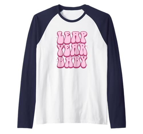 Leap Year Baby Vintage Birthday Groovy Pink Text Logo Camiseta Manga Raglan