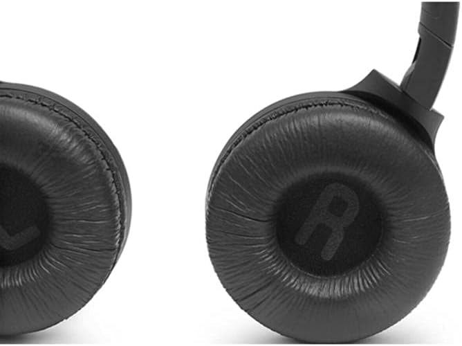 JBL Tune 560BT kulaklık kapaklarında L ve R işaretleri.