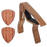 Este capo con una apariencia brillante es adecuado para guitarra clásica, guitarra folk, guitarra eléctrica, ukelele, bajo, violín y otros instrumentos musicales, cómodo de usar.