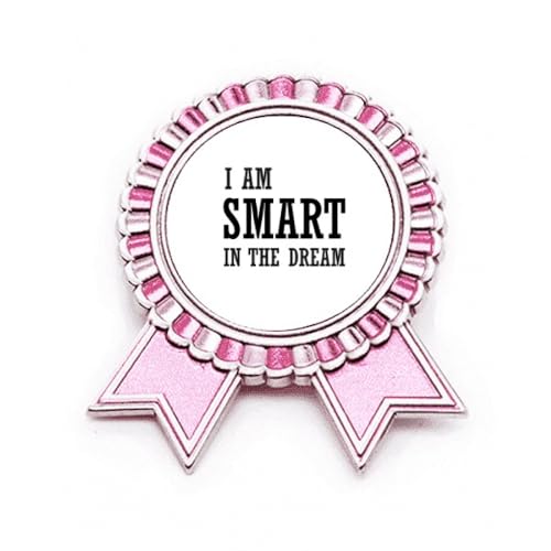 Broche en métal rose gravée I Am Smart In The Dream au look géométrique