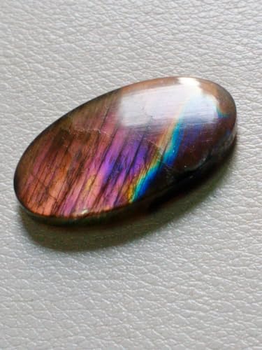 Cabochon en labradorite violette naturelle 36x20mm pour création de bijoux