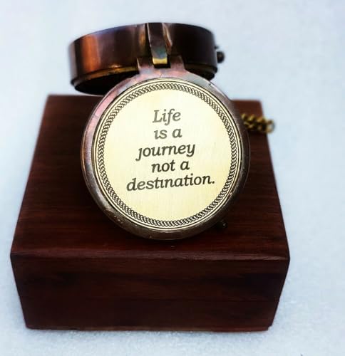 Brújula de Bolsillo Vintage de Latón Personalizada con Caja de Madera – Cita Grabada “La Vida es un Viaje, No un Destino” – Regalo Náutico Coleccionable para Graduación, Jubilación, Boda y Amantes de la Aventura miniatura 4