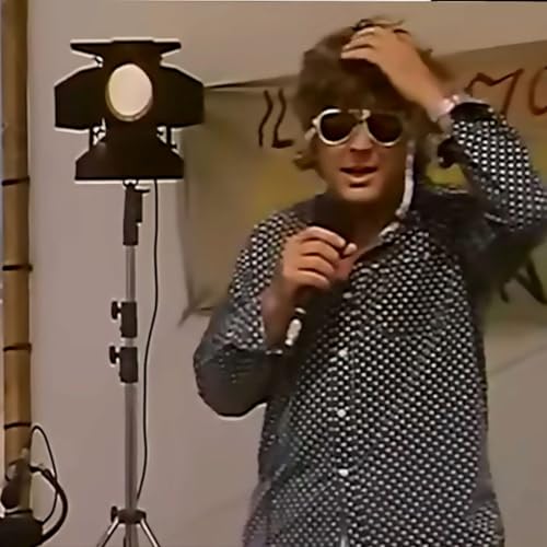 Arno en 1996, encore plus d&eacute;cal&eacute; dans la com&eacute;die culte et surr&eacute;aliste "Camping Cosmos"